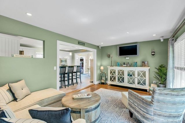 530 Woodcliff Drive, Mattituck, NY 11952