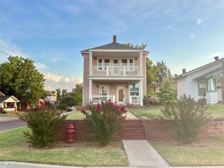 124 W Noble Avenue, Guthrie, OK 73044