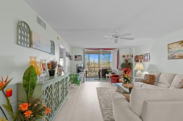 4735 Lucerne Lakes Boulevard 402, Lake Worth, FL 33467