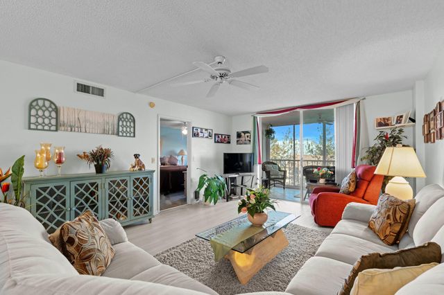 4735 Lucerne Lakes Boulevard 402, Lake Worth, FL 33467