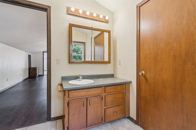 200 N Cedar Mountain Avenue, Edmond, OK 73034