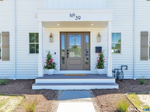 39 Commodore Place, Milford, CT 06460