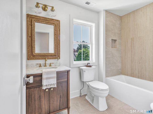 39 Commodore Place, Milford, CT 06460