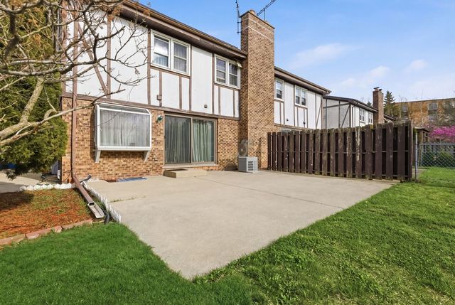1038 S Hunt Club Drive, Mount Prospect, IL 60056