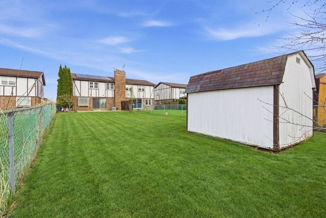 1038 S Hunt Club Drive, Mount Prospect, IL 60056