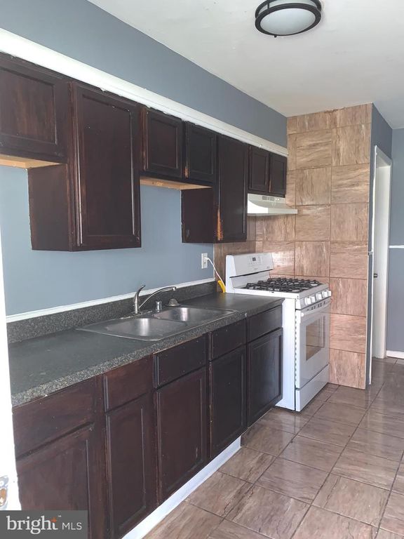 Image 10 of property listing at 929 N ROSEDALE ST, Baltimore, MD 21216