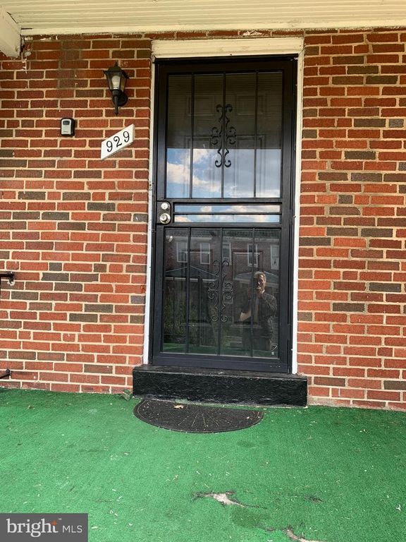 Image 3 of property listing at 929 N ROSEDALE ST, Baltimore, MD 21216