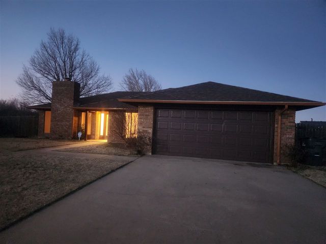 112 NE 48th St, Lawton, OK 73507
