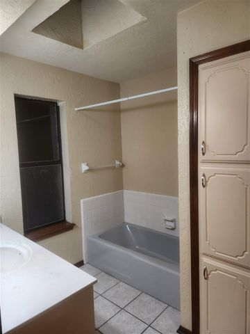 112 NE 48th St, Lawton, OK 73507