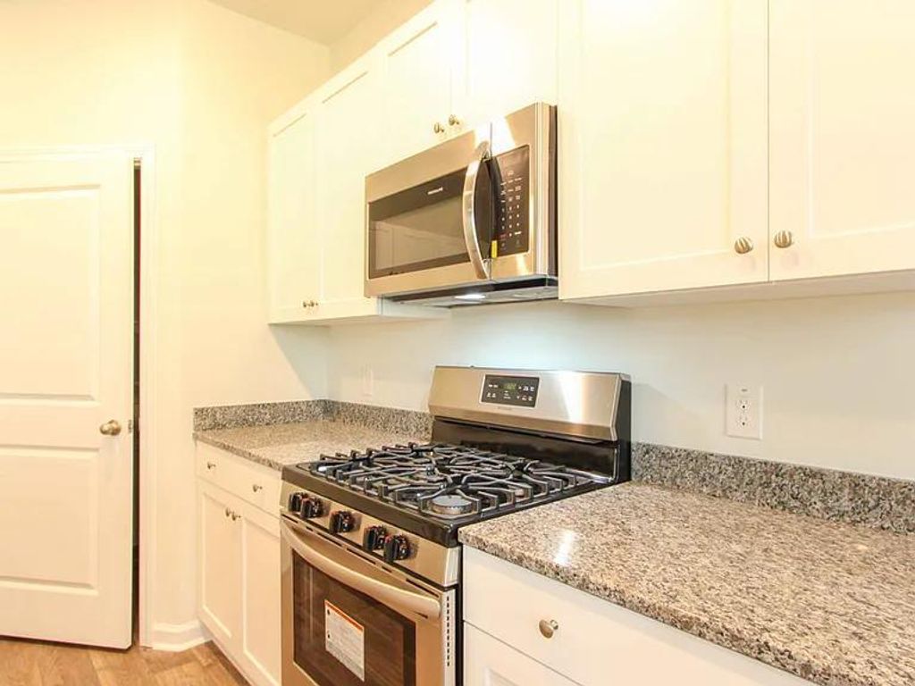 Image 7 of property listing at 127 Blossom Wood Lane, Summerville, SC 29486