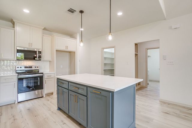 933 Colorado River Drive, Granbury, TX 76048