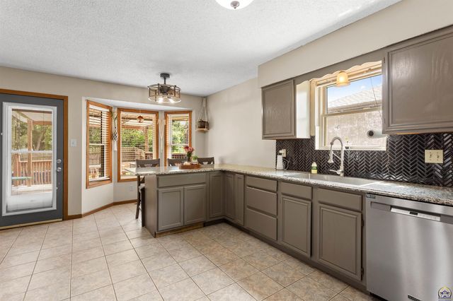 7523 SW 26th ST, Topeka, KS 66614