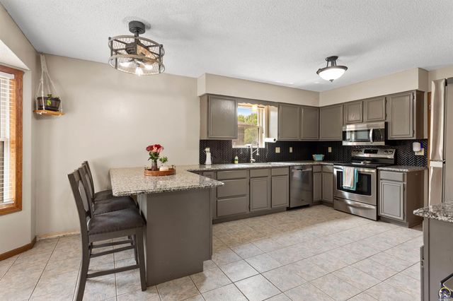 7523 SW 26th ST, Topeka, KS 66614