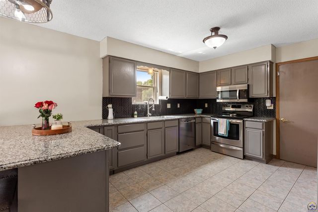 7523 SW 26th ST, Topeka, KS 66614