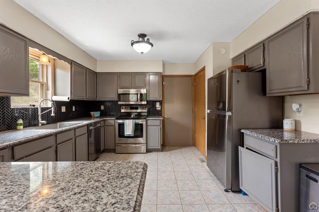 7523 SW 26th ST, Topeka, KS 66614