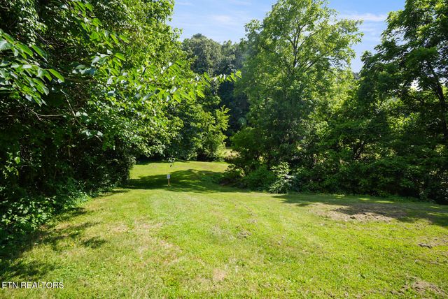 2368 Hall Rd, Dandridge, TN 37725