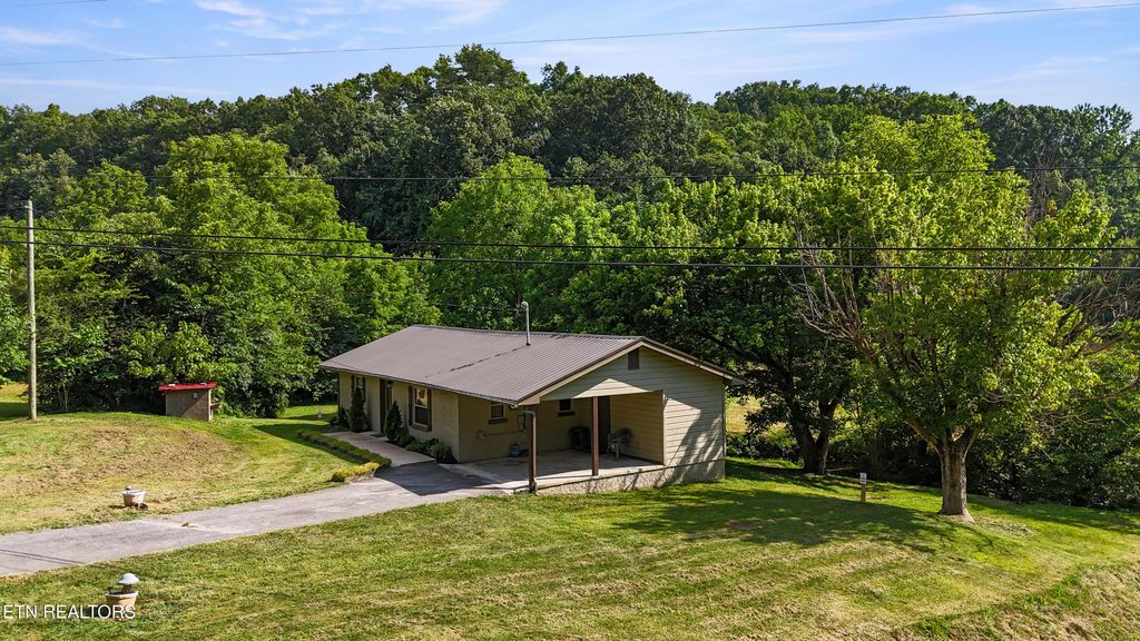 2368 Hall Rd, Dandridge, TN 37725