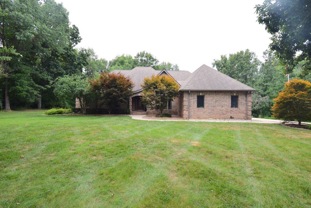 Image 1 of property listing at 12183 E Hutchison Road, Mt Vernon, IL 62864