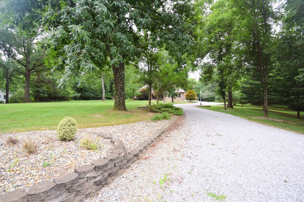 Image 2 of property listing at 12183 E Hutchison Road, Mt Vernon, IL 62864