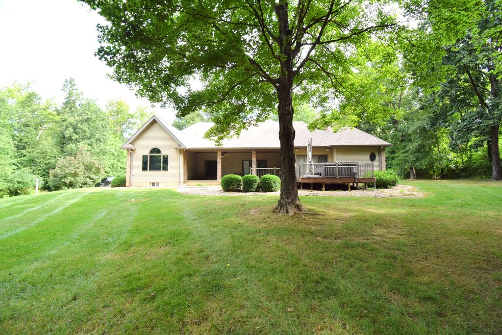 Image 11 of property listing at 12183 E Hutchison Road, Mt Vernon, IL 62864