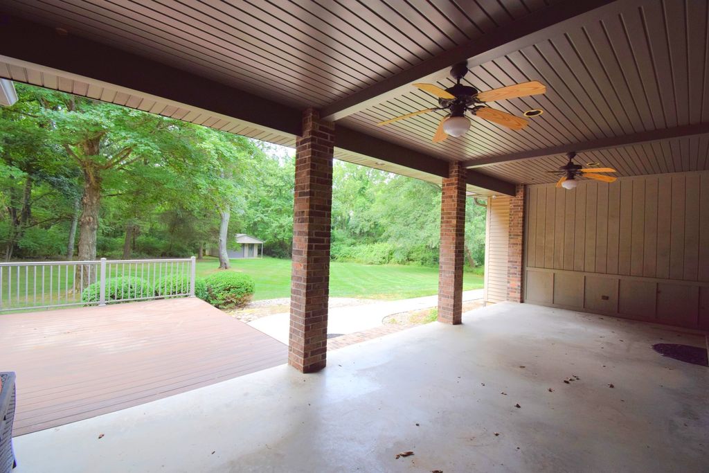 Image 12 of property listing at 12183 E Hutchison Road, Mt Vernon, IL 62864