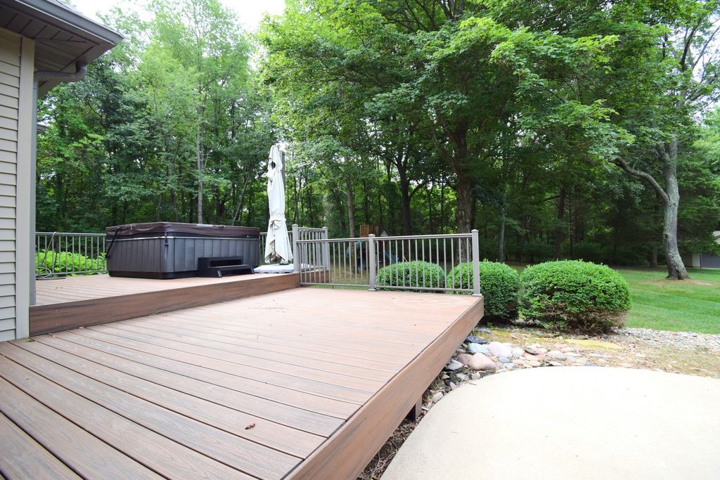Image 13 of property listing at 12183 E Hutchison Road, Mt Vernon, IL 62864