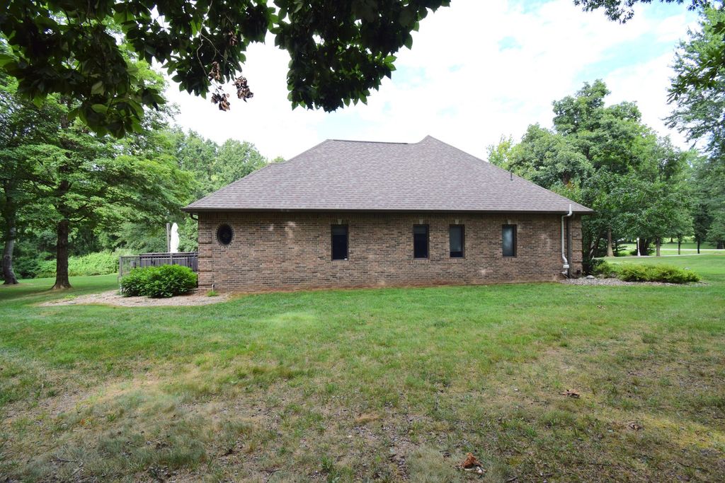 Image 14 of property listing at 12183 E Hutchison Road, Mt Vernon, IL 62864