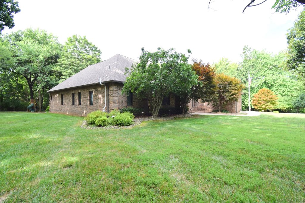 Image 15 of property listing at 12183 E Hutchison Road, Mt Vernon, IL 62864