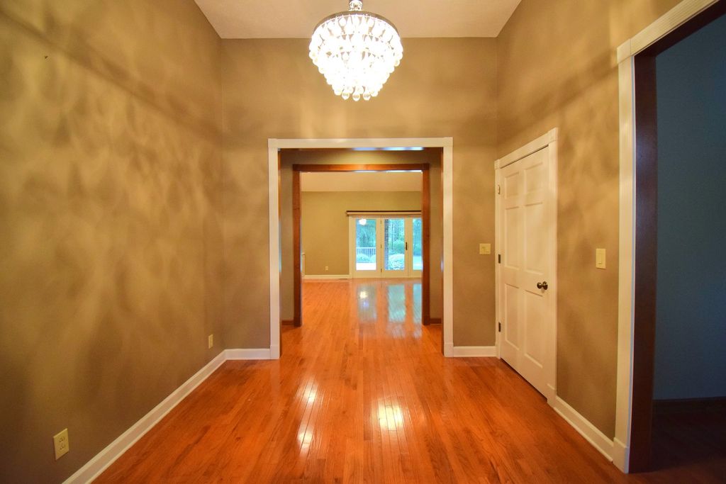 Image 17 of property listing at 12183 E Hutchison Road, Mt Vernon, IL 62864