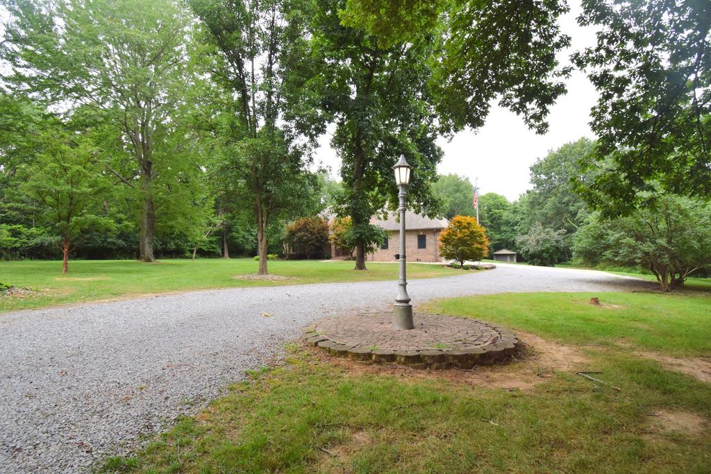 Image 3 of property listing at 12183 E Hutchison Road, Mt Vernon, IL 62864