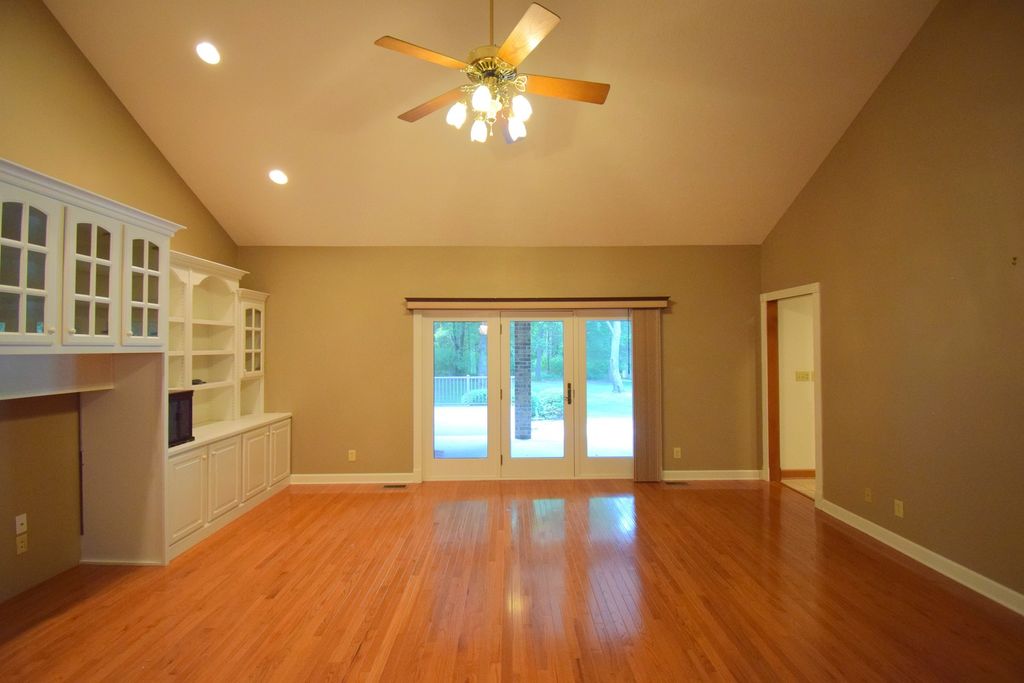Image 21 of property listing at 12183 E Hutchison Road, Mt Vernon, IL 62864