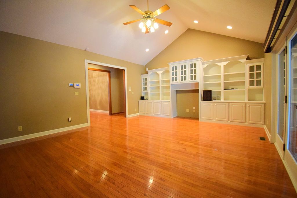 Image 22 of property listing at 12183 E Hutchison Road, Mt Vernon, IL 62864