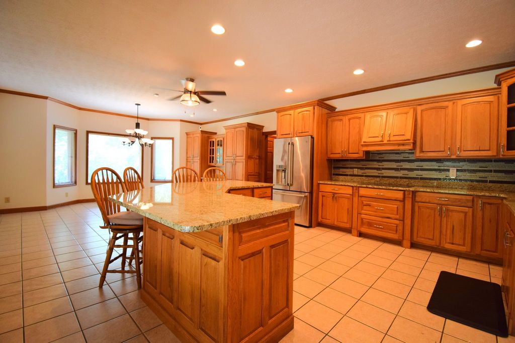 Image 23 of property listing at 12183 E Hutchison Road, Mt Vernon, IL 62864