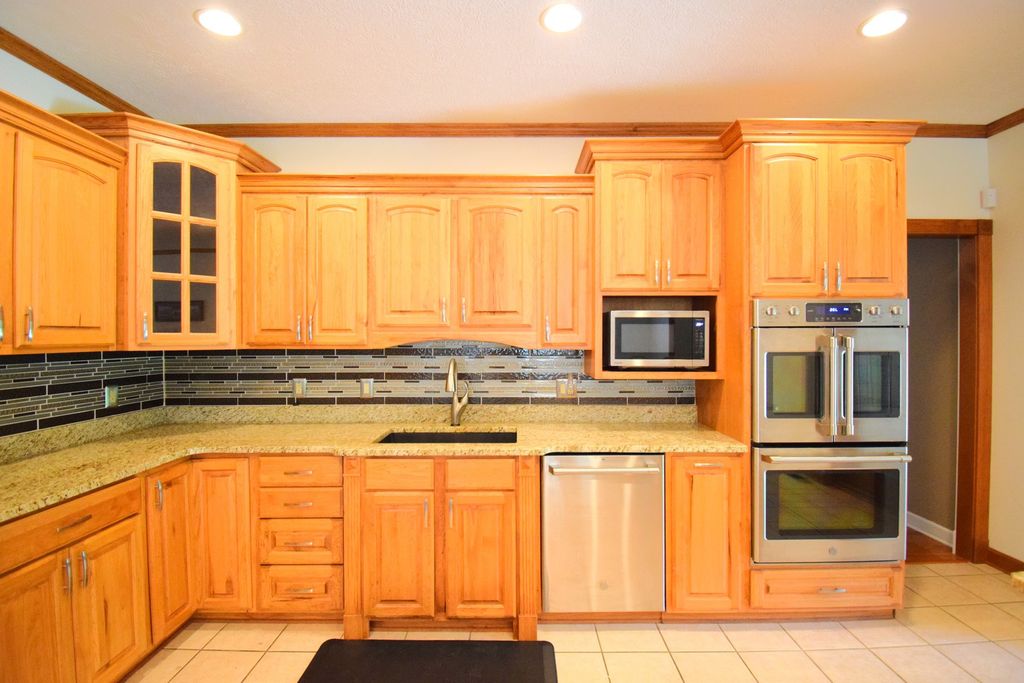 Image 25 of property listing at 12183 E Hutchison Road, Mt Vernon, IL 62864
