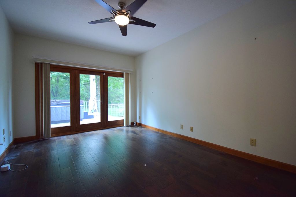 Image 31 of property listing at 12183 E Hutchison Road, Mt Vernon, IL 62864
