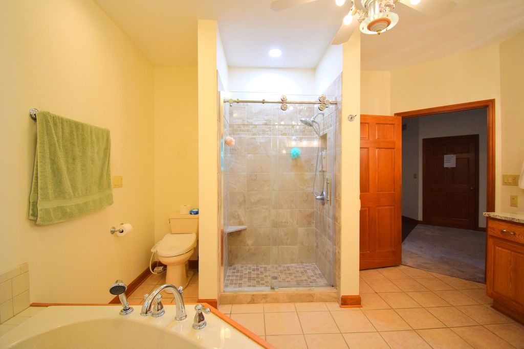 Image 33 of property listing at 12183 E Hutchison Road, Mt Vernon, IL 62864