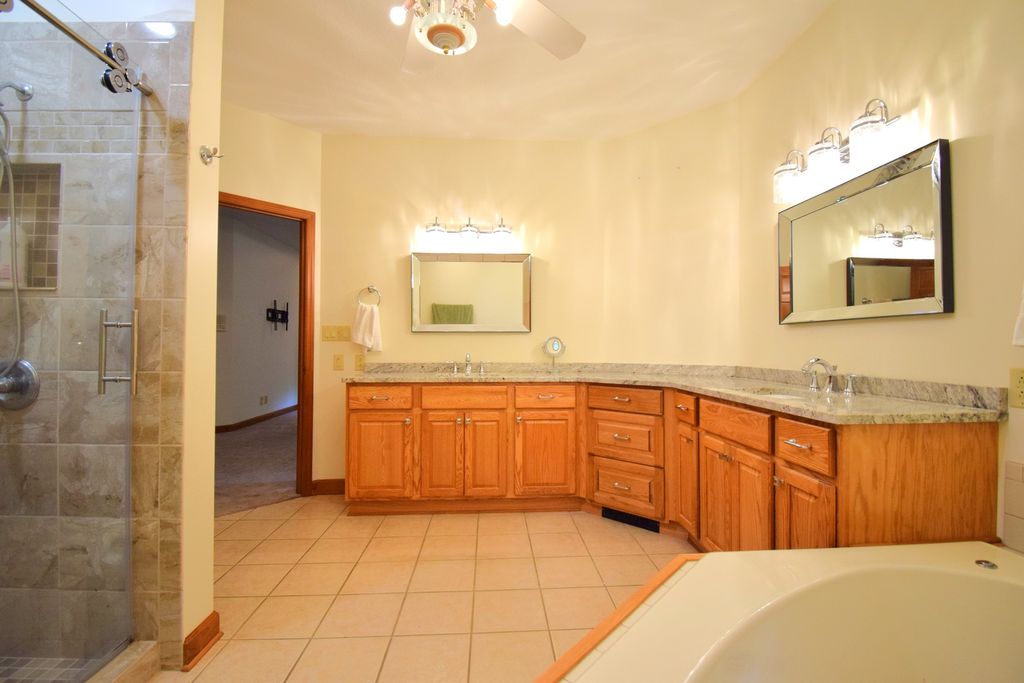 Image 34 of property listing at 12183 E Hutchison Road, Mt Vernon, IL 62864