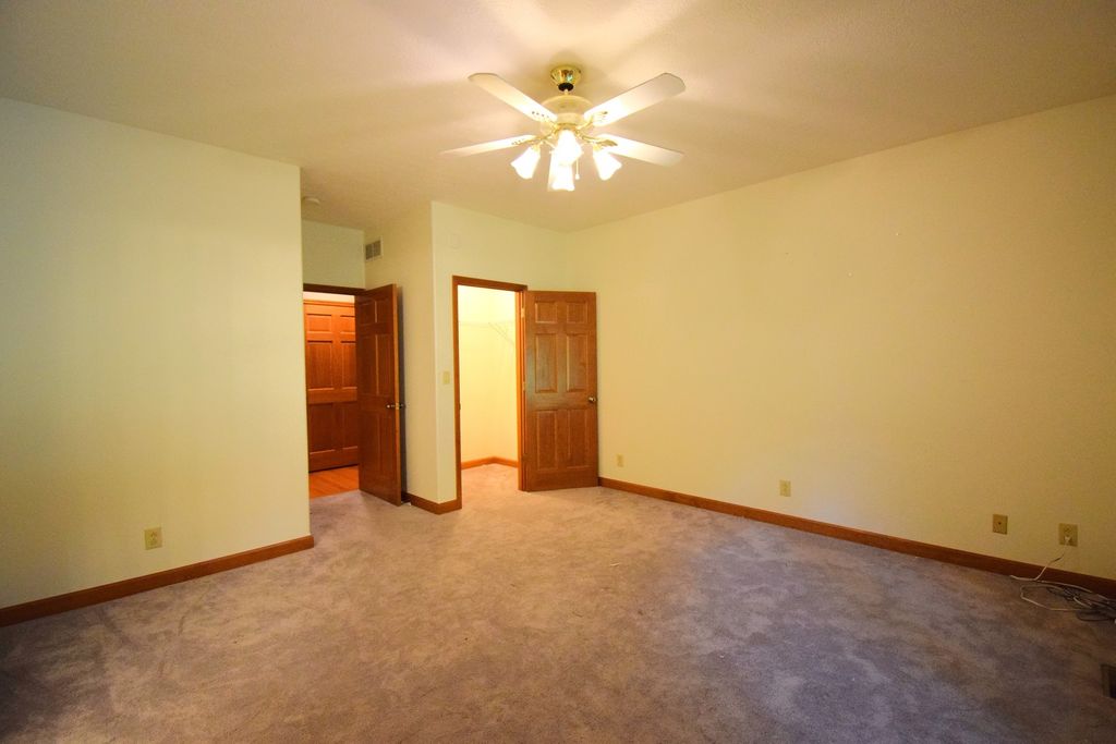 Image 36 of property listing at 12183 E Hutchison Road, Mt Vernon, IL 62864