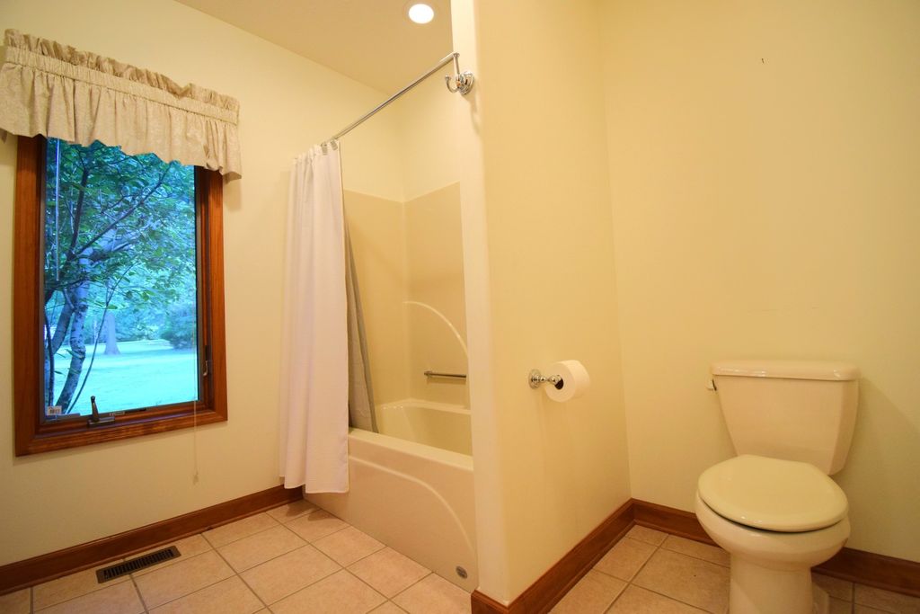 Image 38 of property listing at 12183 E Hutchison Road, Mt Vernon, IL 62864
