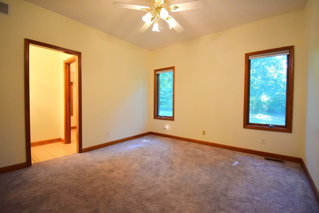 Image 40 of property listing at 12183 E Hutchison Road, Mt Vernon, IL 62864