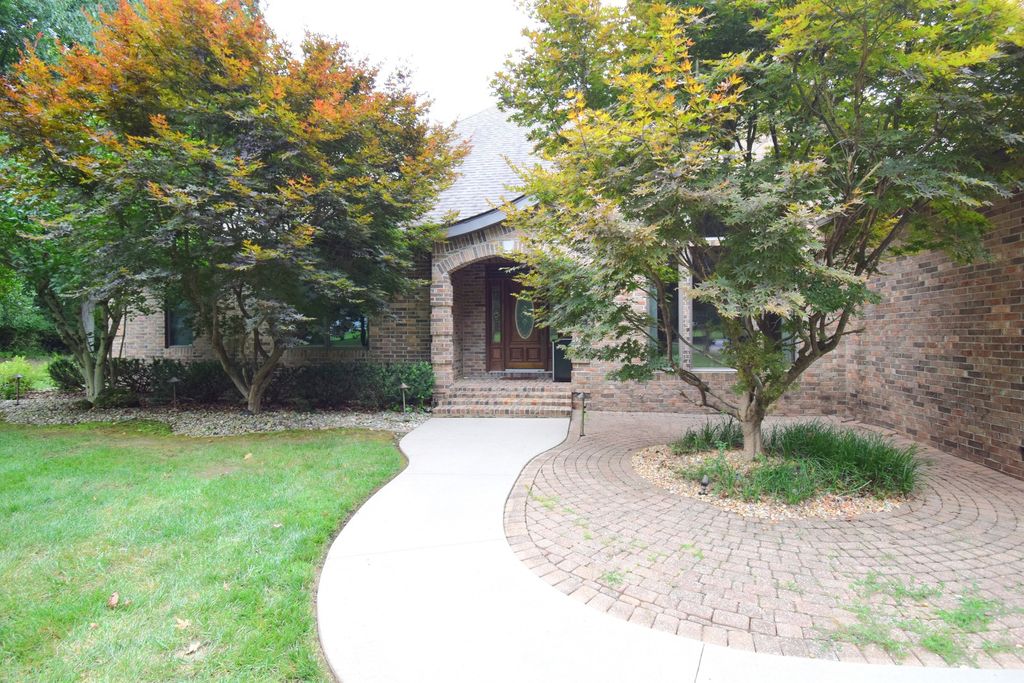 Image 5 of property listing at 12183 E Hutchison Road, Mt Vernon, IL 62864