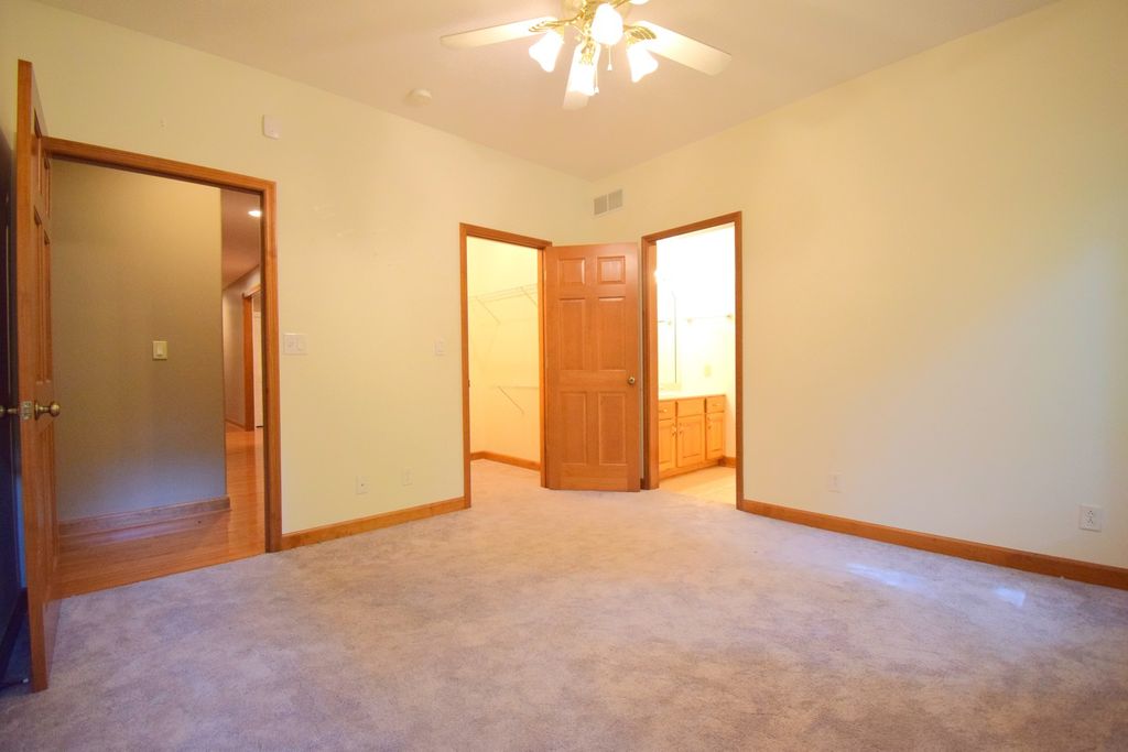 Image 41 of property listing at 12183 E Hutchison Road, Mt Vernon, IL 62864