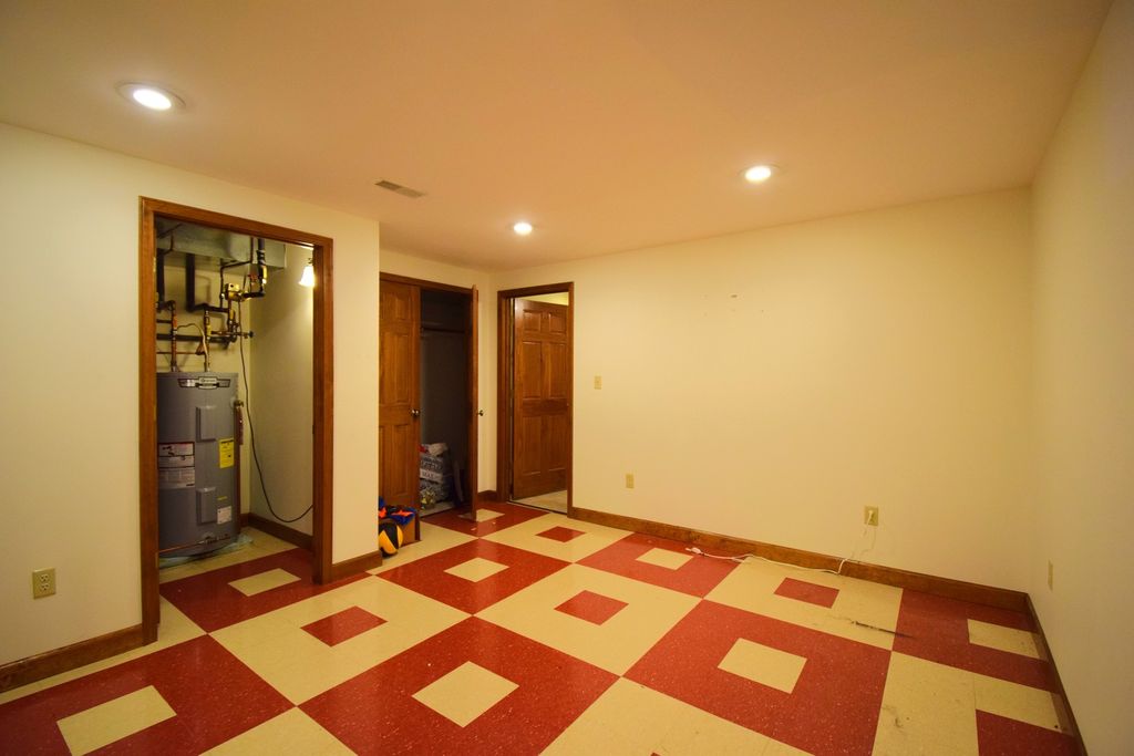 Image 47 of property listing at 12183 E Hutchison Road, Mt Vernon, IL 62864