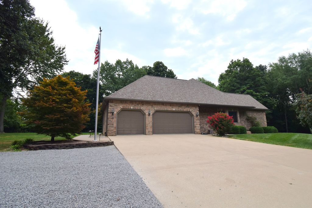 Image 6 of property listing at 12183 E Hutchison Road, Mt Vernon, IL 62864