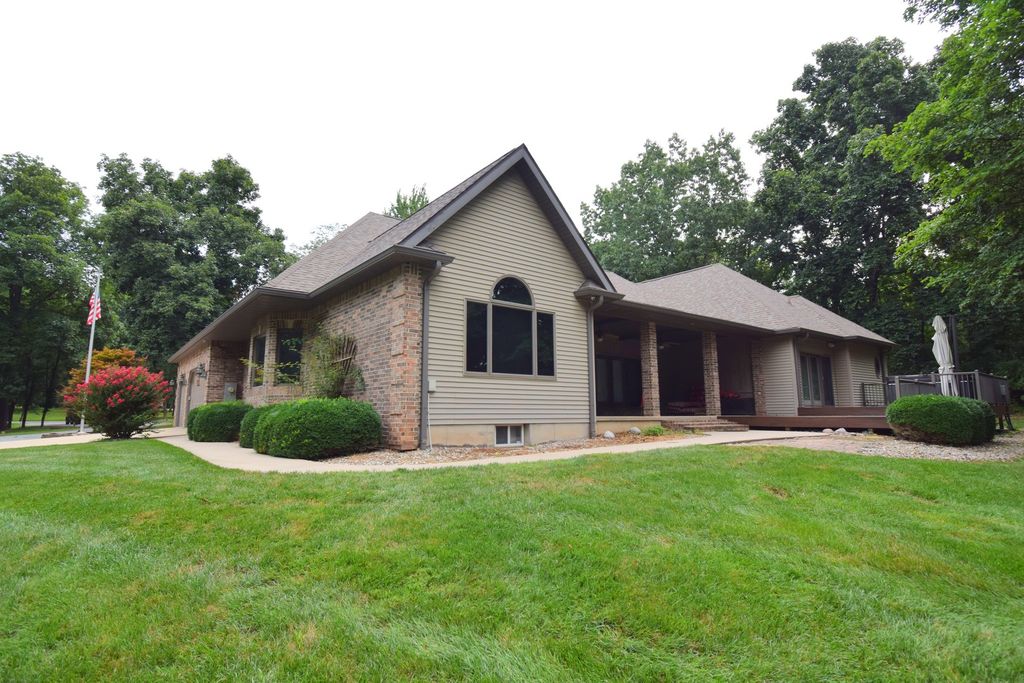 Image 8 of property listing at 12183 E Hutchison Road, Mt Vernon, IL 62864