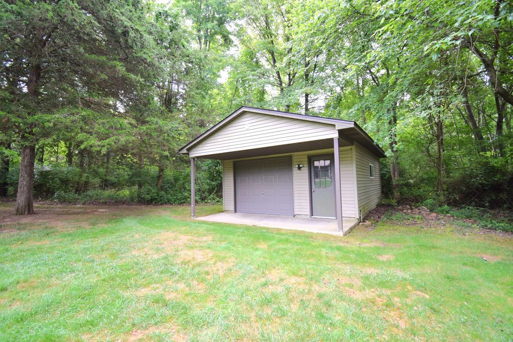 Image 9 of property listing at 12183 E Hutchison Road, Mt Vernon, IL 62864