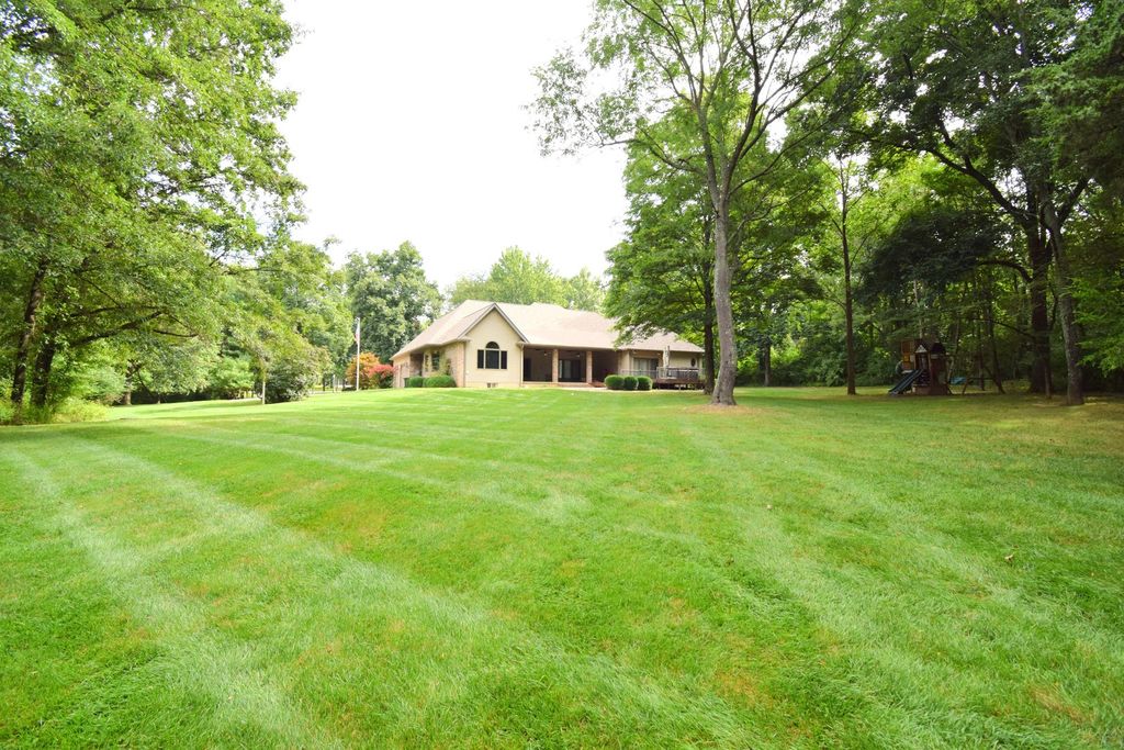 Image 10 of property listing at 12183 E Hutchison Road, Mt Vernon, IL 62864