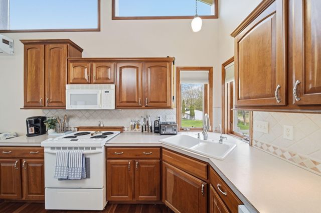 7155 Bayview Road, Jackson, MI 49201