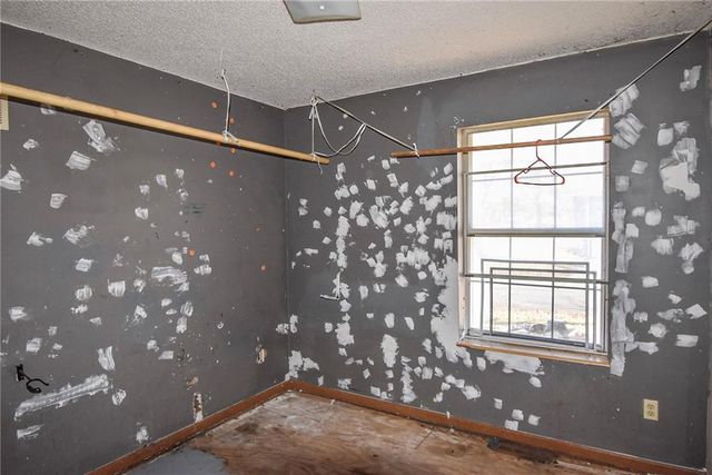 1407 SE Hillside Drive, Oak Grove, MO 64075