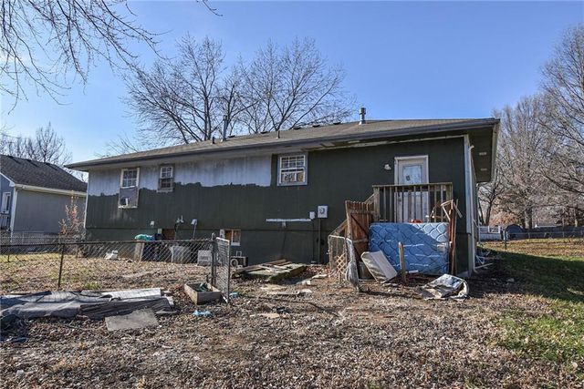 1407 SE Hillside Drive, Oak Grove, MO 64075